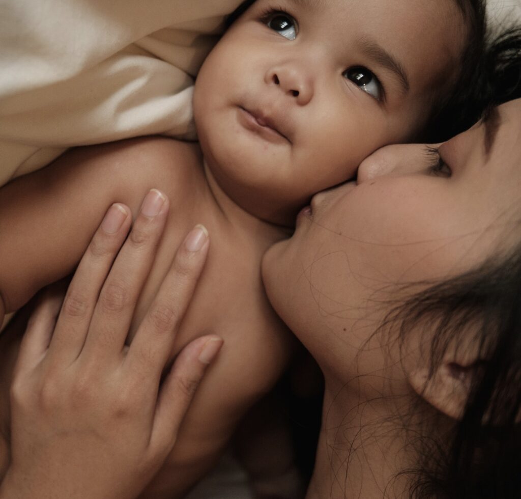 Programme post-partum du Centre Koel comprenant la Cryolipolyse, l’Endosphères Thérapie et l’Emsella, conçu pour soutenir les mamans à se sentir confiantes et revitalisées.