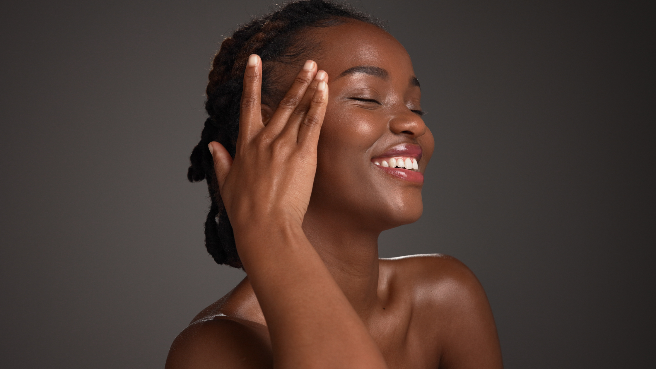 Le guide complet des soins peelings pour les peaux noires et pourquoi choisir le Centre Koel pour votre peau.