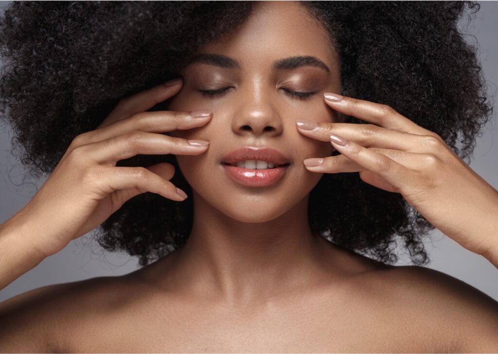 Le guide complet des soins peelings pour les peaux noires et pourquoi choisir le Centre Koel pour votre peau.