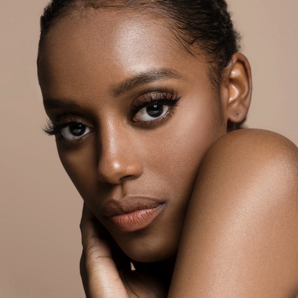 Le guide complet des soins peelings pour les peaux noires et pourquoi choisir le Centre Koel pour votre peau.